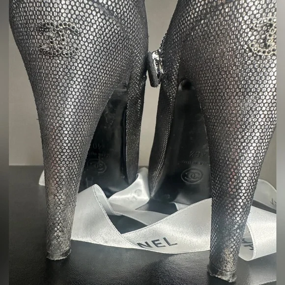 CHANEL | Interlocking CC Ankle Boots | Silver | Sz 40 - Picture 13 of 17